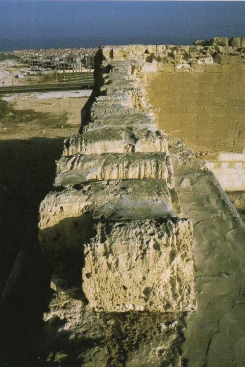 27b. Taposiris Magna. Acropolis. Column drums placed on the top of west and north walls  of the Roman fortress (Vörös 2004, p. 83)